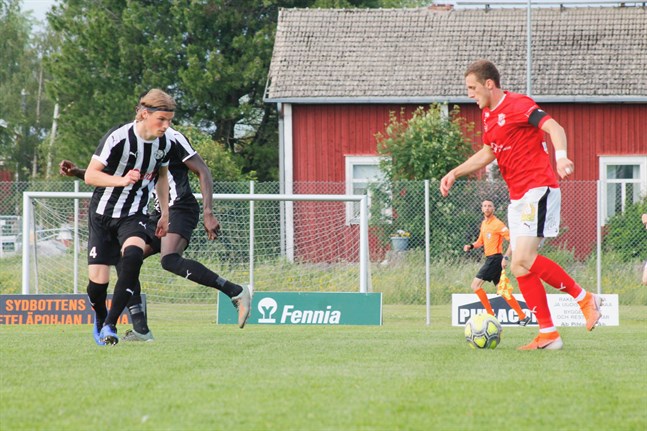 Sportings Nedim Ibric, till höger, utkämpade många dueller med VPS Akatemias Josep Nuorela.