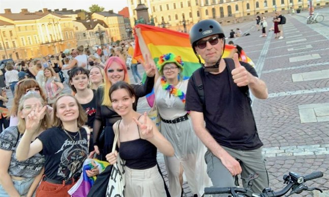 Jussi Halla-aho poserade med aktivister och regnbågsflagga dagen efter att han meddelade att han inte ställer upp för omval som Sannfinländarnas partiordförande.