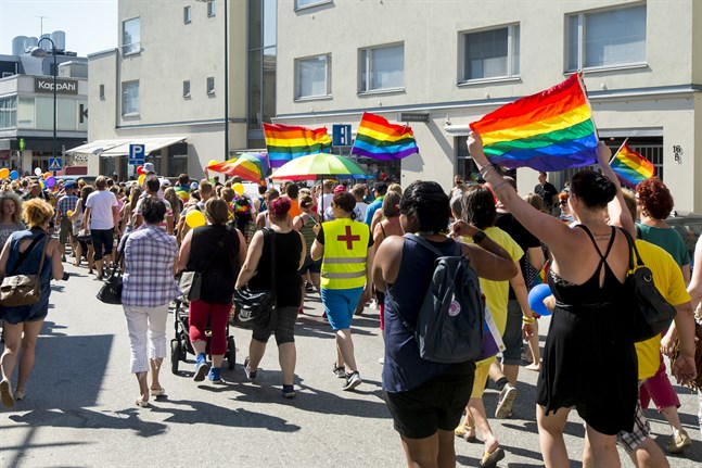 I finlandssvenska hbtqi-kretsar brukar det enligt Catariina Salo pratas om en tid före och efter Jeppis Pride 2014. Det här nämner hon i sin essä "En liten queer bok", som ingår i samlingen "En liten bok om förälskelse".