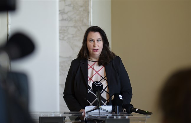 Ordförande Johanna Ojala-Niemelä (SDP) och resten av riksdagens grundlagsutskott är eniga om att regeringens lagförslag är nödvändigt.