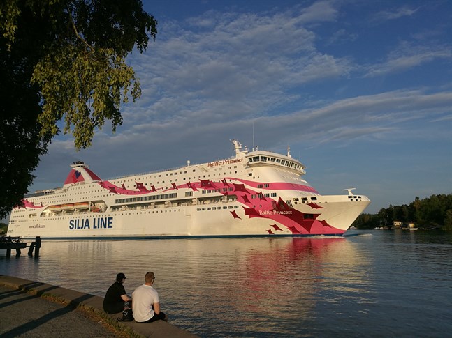 Sammanlagt sju personer som reste med Baltic Princess förra helgen har bekräftats coronasmittade.