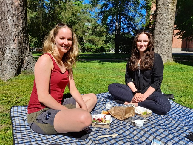 Sabina och Tinja Saramo inviger midsommaren med lunch i parken.