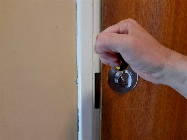 Det lönar sig att se till att hemmet inte ser övergivet ut under semestern. Annars kan du få påhälsning av inbrottstjuvar.