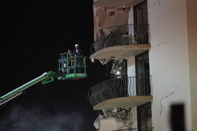 Räddningsarbetare vid det kollapsade huset på torsdagen.