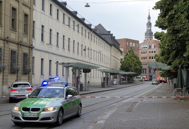 Stora delar av centrum i Würzburg har spärrats av efter en knivattack.