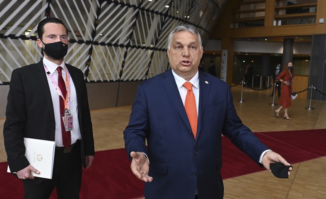 Ungerns premiärminister Viktor Orbán slår ut med armarna vid ankomsten till EU-toppmötet i Bryssel.