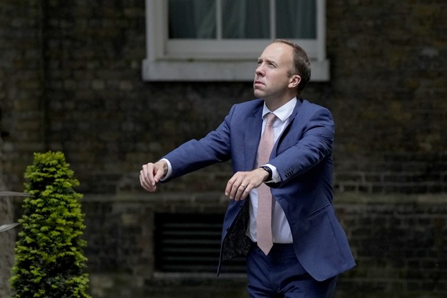 Storbritanniens hälsominister Matt Hancock ber om ursäkt efter att ha brutit mot landets covidrestriktioner. Bild från 7 juni.