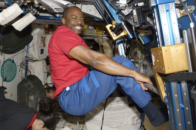 Astronauten Leland Melvin under ett träningspass på rymdstationen ISS 2009. Nu är han talesperson för ett projekt som ska öka hållbarheten för astronauternas garderober.