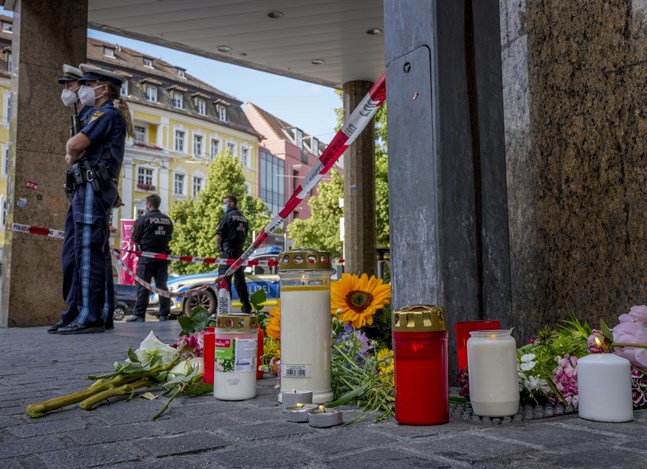 Blommor och tända ljus i centrala Würzburg dagen efter knivdådet.