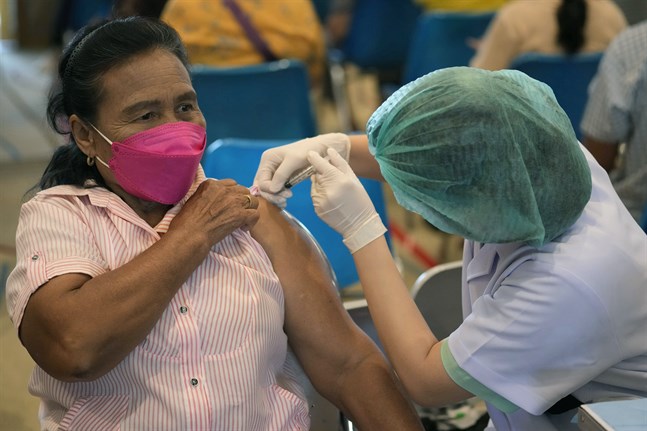En kvinna i Bangkok får en dos av Sinopharms vaccin. Bild från i fredags.