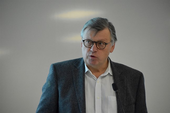Professor Ilkka Julkunen vid Åbo universitet är imponerad av hur potent det undersökta coronavaccinet är.
