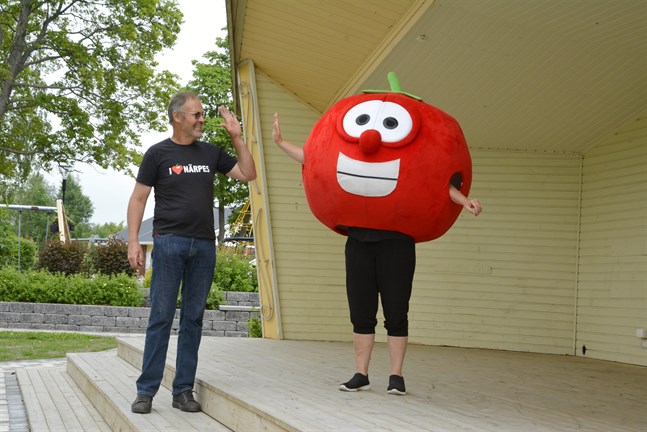 High five på den! Äntligen blir det liv i Närpes centrum kan Kjell Wickman och Maria Filippa Sundlin (i tomatdräkten) konstatera när Tomatveckan går av stapeln.