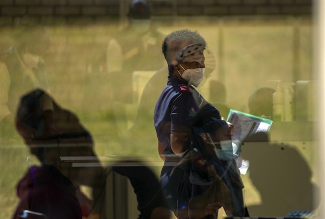 En vårdarbetare i Johannesburg väntar på att få vaccin i en bild från i mars.