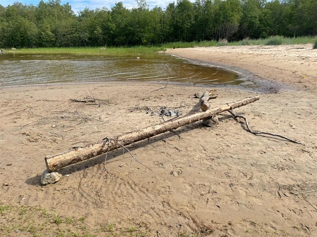 Johan Enlund med familj möttes av en nedskräpad strand på Öuran i Larsmo.
