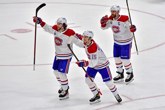 Jesperi Kotkaniemi, i mitten, och de andra finländska NHL-spelarna kan snuvas på ännu ett OS. Kotkaniemi och hans Montréal förlorade den första Stanley Cup-finalen mot Tampa Bay med 5–1 natten till tisdagen finsk tid.