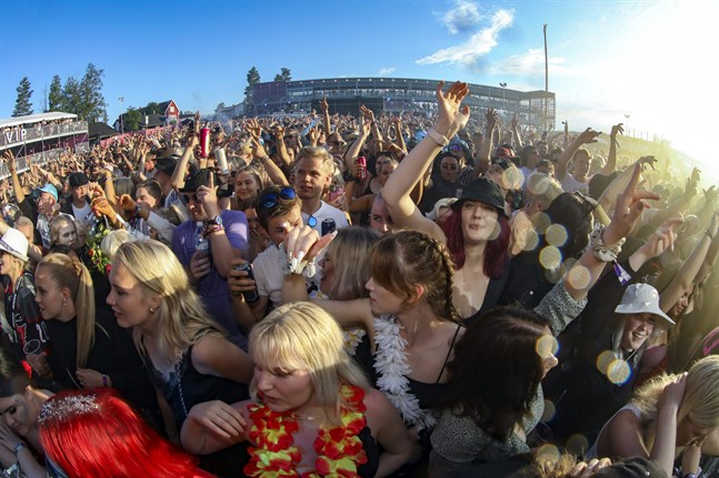 Personer som vistades på festivalen i Himos uppmanas söka sig till coronatest genast om symtom dyker upp.
