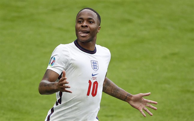 Raheem Sterling jublar efter sitt 1-0-mål mot Tyskland i åttondelsfinalen i EM.