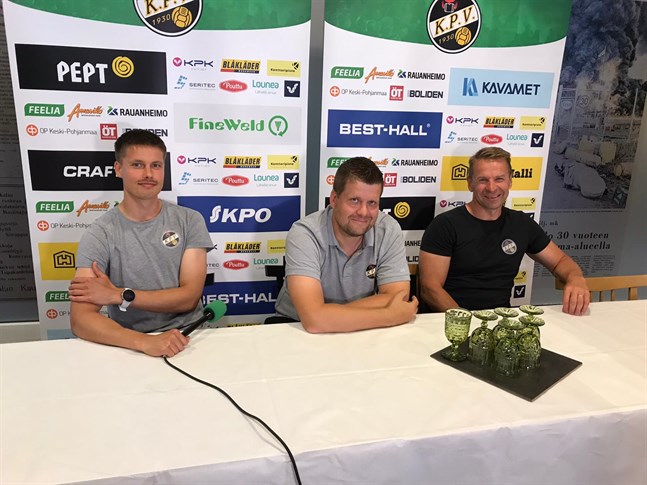 Niko Kalliokoski i mitten får lämna posten som KPV-tränare. Niklas Vidjeskog (t.h) tar över. Tommi Saarinen (t.v) är avstängd när Vidjeskog gör sin första match som ansvarig tränare mot Gnistan på onsdag.