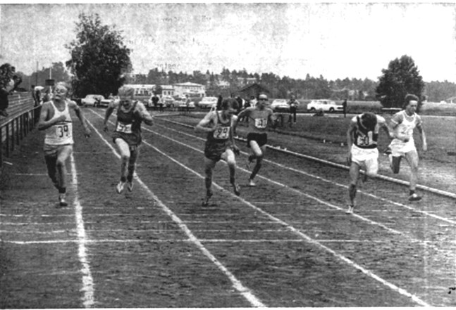 Det jämna fältet i A-pojkarnas 100 meters final. Standards M. Forss utropades slutligen som segrare, J-O Eriksson, Drott blev tvåa på samma tid. Krafts Erik Sund blev sexa.