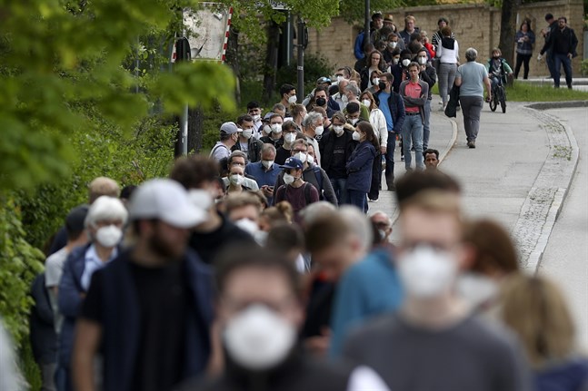 Kö utanför ett vaccinationscenter i Ebersberg, i närheten av München, den 15 maj.