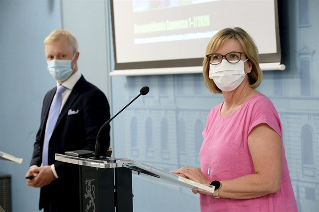 Olycksutredningscentralens utredare Kai Valonen överlämnade centralens coronarapport till justitieminister Anna-Maja Henriksson (SFP) på onsdagen.