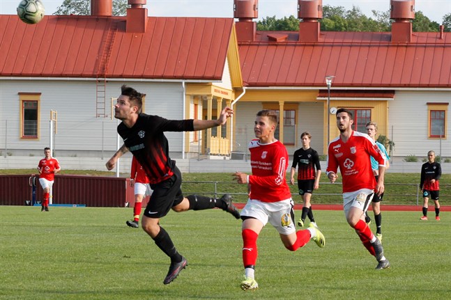 Töjbys mittback Tony Malm får här undan bollen. Han jagas av Sportings Anton Mäki och Adam Ziazikov. Det blev kryss i division 5-derbyt på Kristinaplan.