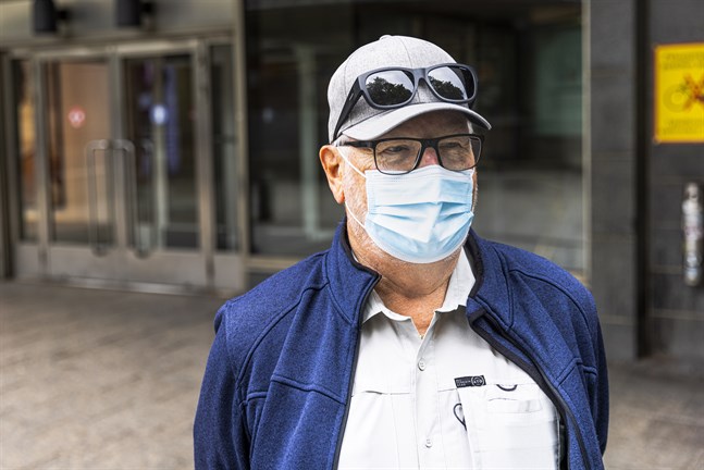 Mauritz Ulfvens har märkt att färre använder munskydd i butiken. Men i Närpes, där han bor, är det fler som använder än i Vasa.