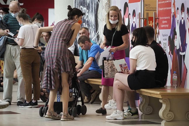 Folk köar för att få Rysslands coronavaccin Sputnik V i landets näst största stad S:t Petersburg.