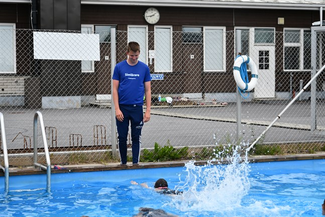 Simlektionen är i full gång och deltagarna leker en lek där de ska simma över till andra sidan av bassängen på olika sätt.