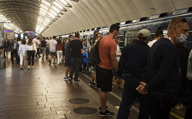 Incidensen i St Petersburg är mångfalt högre än i Finland och Institutet för hälsa och välfärd uppmanar finländarna att inte resa till Ryssland.