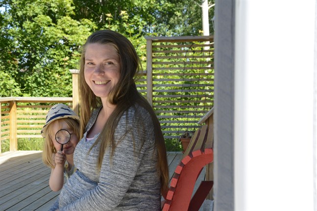 Miriam Bondén är nybörjare i politiken och beredd axla det tyngsta förtroendeuppdraget. Här med dottern Nike, 3 år.