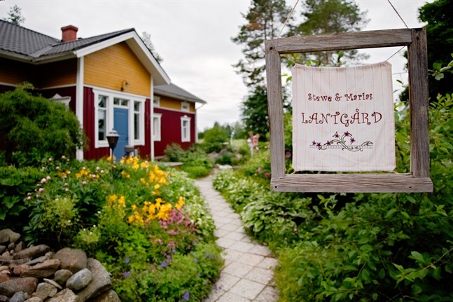 Trädgården framför det stora huset har vuxit fram under 23 år.