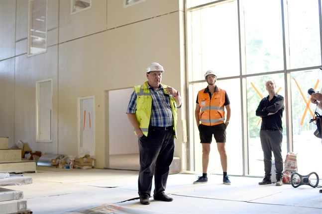 Tekniska direktören Edd Grahn, Matias Wik från huvudentreprenören Wikcon och arkitekt Anders Höglund visade upp skolbygget på Mosebacke.