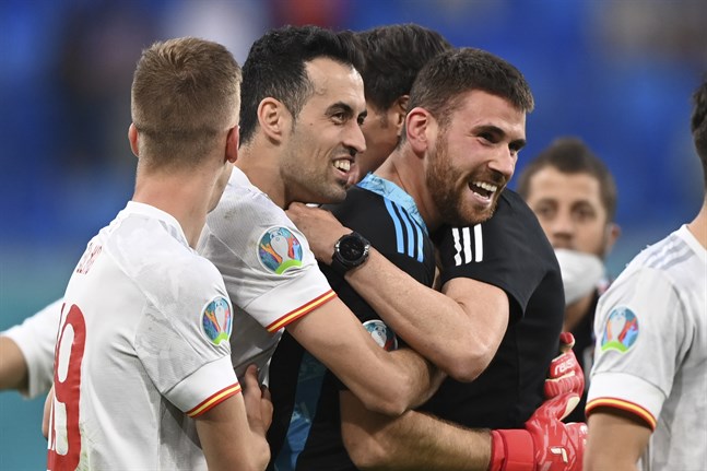 Spaniens målvakt Unai Simon jublande glad efter straffsegern mot Schweiz.