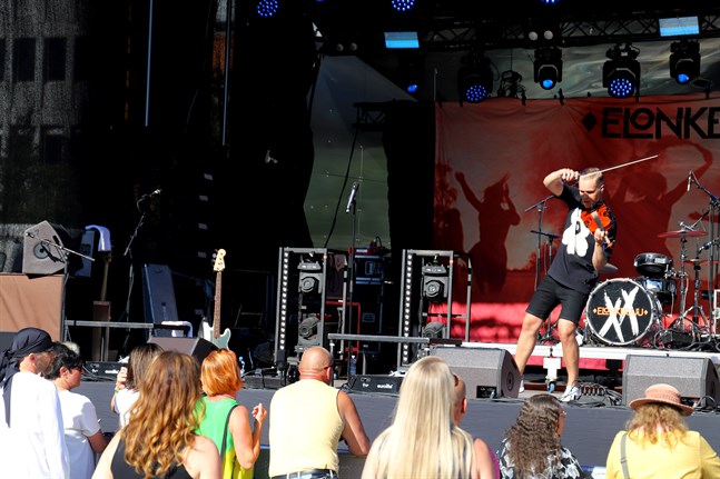 ONEVIOLIN ber festivalbesökarna att komma fram till scenen.