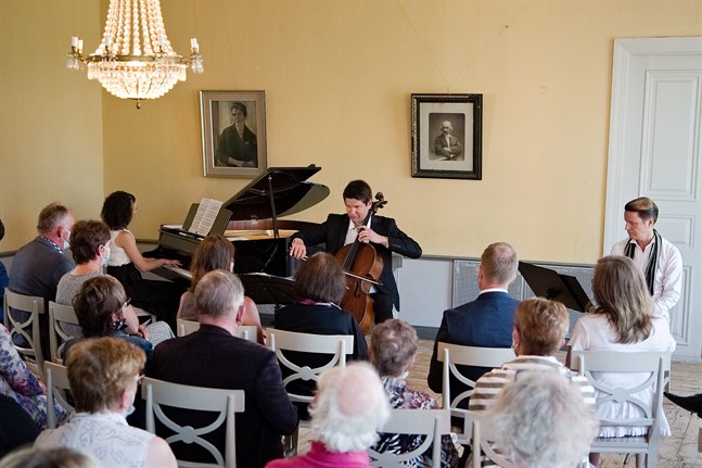 En publik på kring 50 personer tog del av onsdagskvällens soaré där pianisten Nazig Azezian, cellisten Jussi Makkonen och skådespelaren Simon Häger uppträdde.