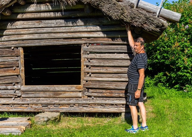 Arne Helsing kan mycket om hembygdshistoria i Munsala. Som liten följde han med när hans pappa Gunnar Helsing lade röjvasstak.