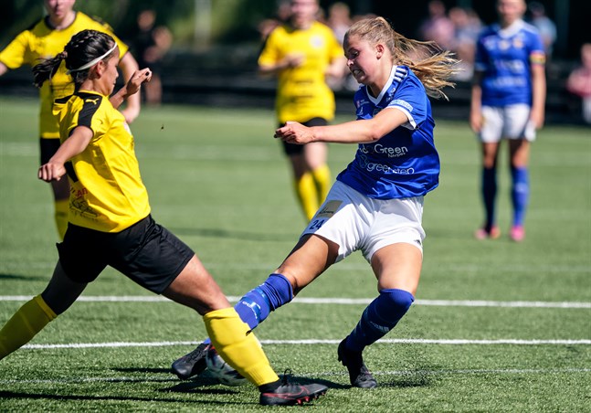 Bilden är från första mötet mellan Vasa IFK och NJS i början av juli. I returmötet på lördagseftermiddagen spelade Amanda Kass först i mittförsvaret men lyftes upp i anfallet i andra halvlek.