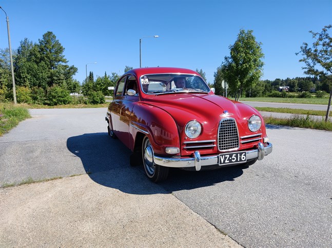Fredrik Nynäs med medtävlare i sin röda Saab 96 från 1962.