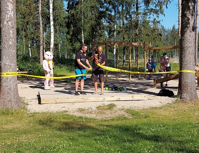 Kristoffer Sandbacka klipper bandet under uppsikt av Kenneth Berg och Galagrisen.