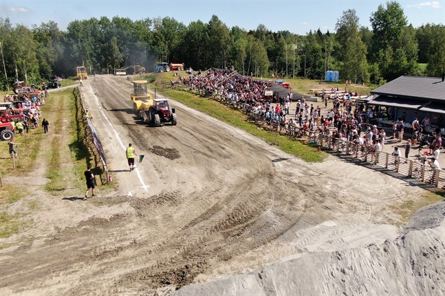 Pullingarenan i Forsby i full tävlingsskrud söndagen den 4 juli.