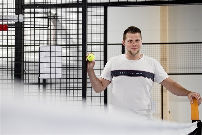 Richard Björkell är en ivrig padelspelare som tycker att det här är en sport som passar de flesta då reglerna är enkla och det är relativt lätt att lära sig tekniken.