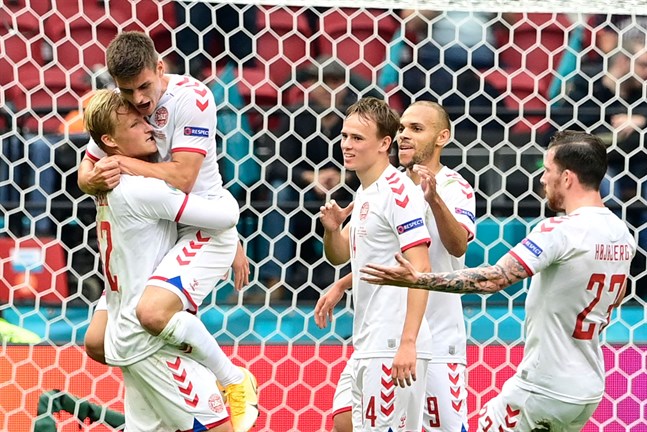 Kasper Dolberg och Danmark firar 2–0-målet mot Tjeckien.