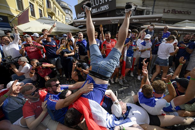 Franska fotbollsfans fotade den 28 juni då de var på plats i Bukarest i Rumänien för att titta på EM-matchen mellan Frankrike och Schweiz.