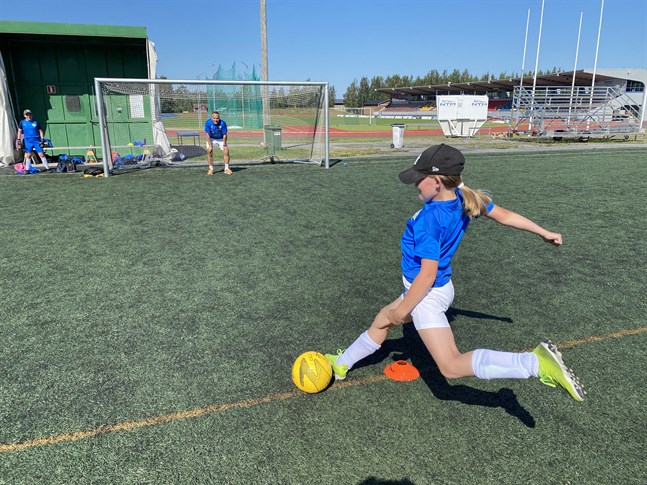 Moa Brådd smäller här iväg en straffspark med vänstern. I mål står Filip Lapveteläinen.