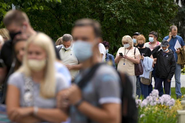 Människor köar för att vaccinera sig mot covid-19 i den ryska huvudstaden Moskva.