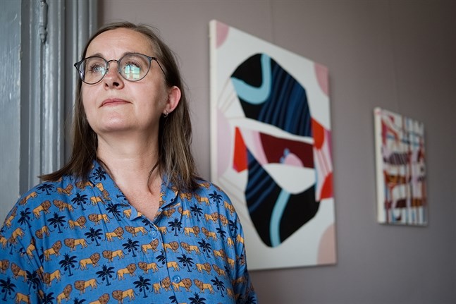 Annika Bergvik-Forsander ställer ut i Rosenlunds prästgård. Bakom henne syns verken Seed I och Grid.