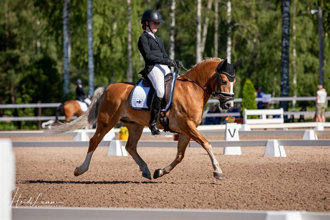 Ada Tarvonen på ponnyn Klockas Innishannon under Nordiska mästerskapen.