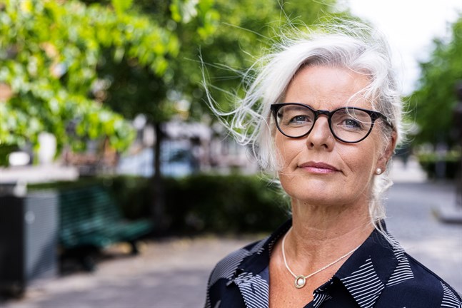 Anne Johansson, operationssjuksköterska, arbetar med akut sjuka som inte hunnit coronatestas förrän de opereras.