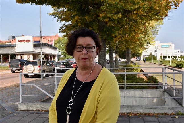 Veronica Thörnroos (Åländsk Center) är Ålands lantråd, det vill säga ordförande för Ålands regering.